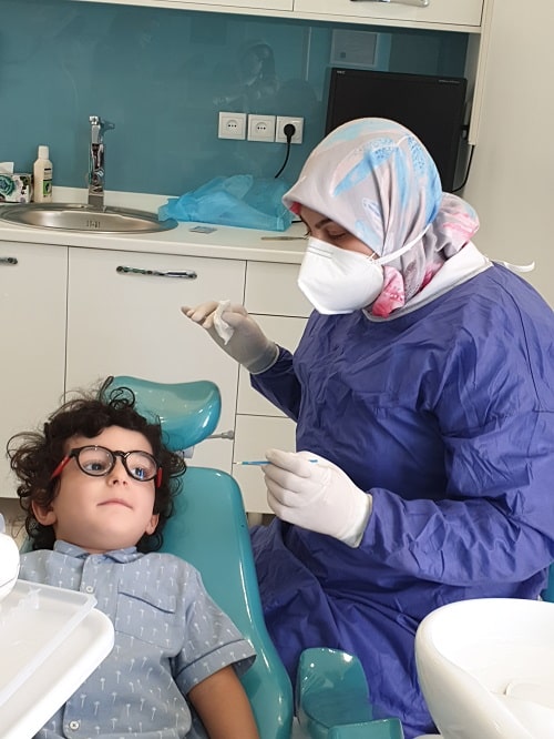 چه زمانی فرزندم به عصب کشی دندان شیری نیاز دارد؟