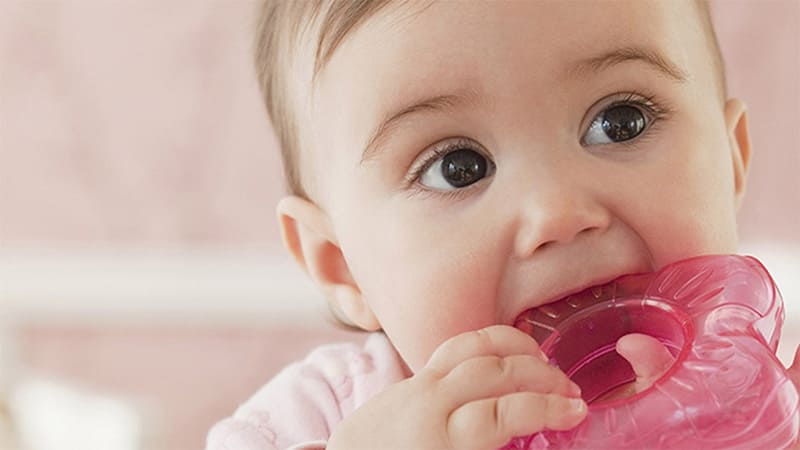 دندان گیر برای کمک به دندان آوردن نوزاد
