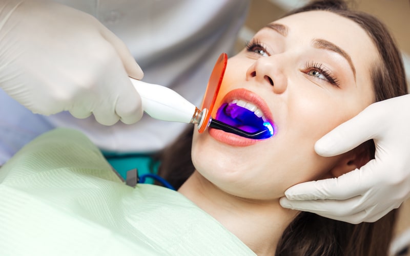 کاربرد لیزر دندانپزشکی در بلیچینگ دندان چیست؟